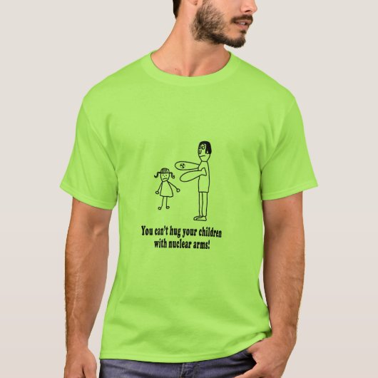 Je kunt je kinderen niet knuffelen met kernwapens t-shirt (Voorkant)
