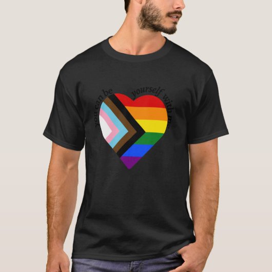 Je kunt jezelf zijn met mij LGBTQ Rainbow Flag Pro T-shirt (Voorkant)
