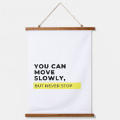 Je kunt langzaam bewegen, maar nooit stoppen, Moti Hangend Wandkleed (Voorkant)