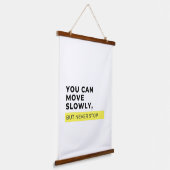 Je kunt langzaam bewegen, maar nooit stoppen, Moti Hangend Wandkleed (Gebogen)