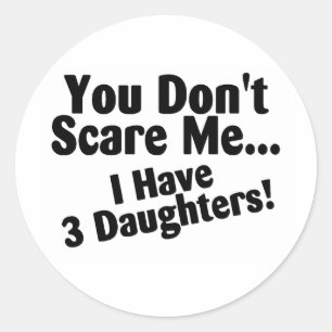 Je kunt me niet schelen dat ik drie dochters heb. ronde sticker
