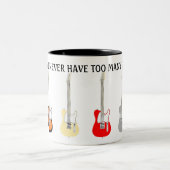 Je kunt nooit te veel gitaren hebben. tweekleurige koffiemok (Center)