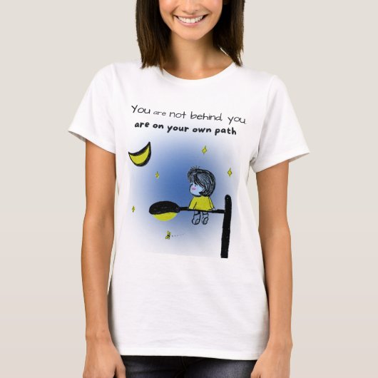 "Je loopt niet achter. Je bent op je eigen pad." T-shirt (Voorkant)