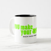 Je maakt je eigen geluk groene shamrock tweekleurige koffiemok (Voorkant links)