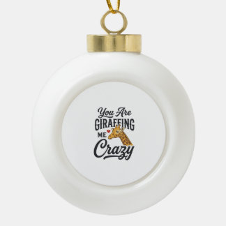 Je maakt me helemaal gek, grappig giraffe T-shirt_ Keramische Bal Ornament