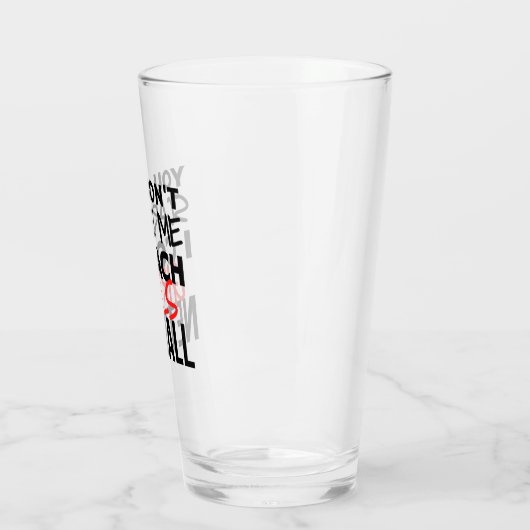 Je maakt me niet bang dat ik meisjes trakteer. glas (Links)