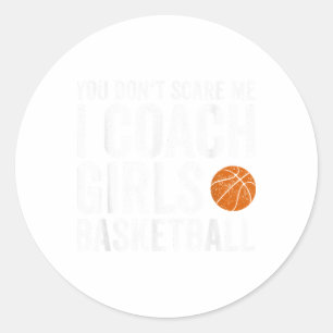 Je Maakt Me Niet Bang Ik Coach Meisjesbasketbal Co Ronde Sticker