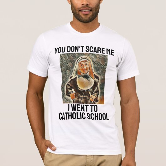 JE MAAKT ME NIET ZEKER DAT IK NAAR CATHOLIC SCHOOL T-SHIRT (Voorkant)