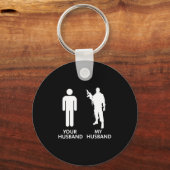 Je man vs mijn man legervrouw sleutelhanger (Voorkant)