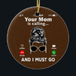 Je moeder belt en ik moet gaan bellen. keramisch ornament<br><div class="desc">Je moeder belt en ik moet je mam bellen. Perfect gift voor je vader,  moeder,  papa,  mannen,  vrouwen,  vriend en familieleden op de dag van de Thanksgiving,  kerstdag,  Moederdag,  vaderdag,  4 juli,  1776 Onafhankelijke dag,  Veteranendag,  Halloween Dag,  Patrick's Day</div>