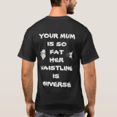 JE MOEDER IS ZO DIK DAT HAAR TAILLE UNIVERSUM IS T-SHIRT (Achterkant)