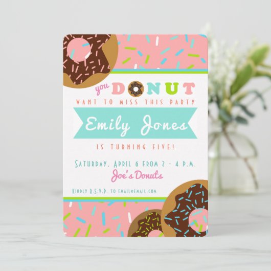 "Je MOET Deze Donut Niet Missen" Donut Uitnodiging (Staand voorkant)