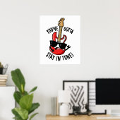 Je moet in Tune Funny Guitar Pun blijven Poster (Thuiskantoor)