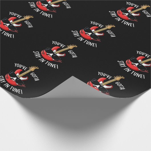 Je moet in Tune Funny Guitar Pun Dark BG blijven Cadeaupapier (Hoek)