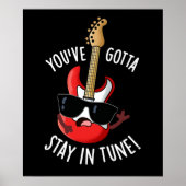 Je moet in Tune Funny Guitar Pun Dark BG blijven Poster (Voorkant)