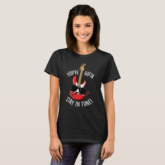 Je moet in Tune Funny Guitar Pun Dark BG blijven T-shirt (Voorkant volledig)