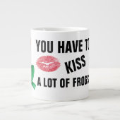 Je moet veel kikkers Jumbo Coffee Mok kussen (Voorkant)