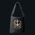 Je naam Anchor Gold Style Laurel Black Crossbody Tas<br><div class="desc">Een stijlvolle canvas tas met uw persoonlijke naam, bootnaam of andere gewenste tekst. Biedt een aangepast nautisch bootanker met gouden laurelbladeren en sterren op zwart. Pas eenvoudig de basiskleur aan om uw huidige decor of thema aan te passen. Herbruikbaar en geweldig voor vakantie, winkelen en reizen. Het perfecte gepersonaliseerde cadeau...</div>