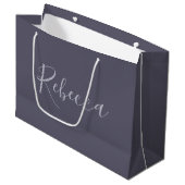 Je naam | Elegant Lavendel Script op Hazy Paarse Groot Cadeauzakje (Voorkant Gekanteld)