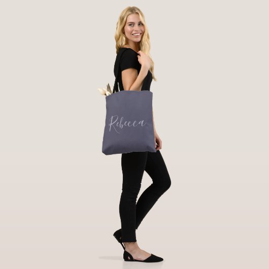Je naam | Elegant Lavendel Script op Hazy Paarse Tote Bag (Op model)
