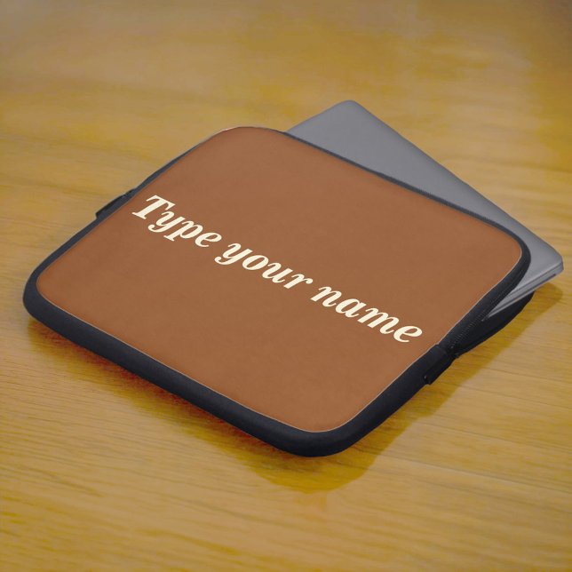 Je naam op bruine laptophoes laptop sleeve (Brown laptop sleeve with your name)