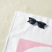 Je naam | Vette witte tekst op lichtroze Strandlaken (In situ)