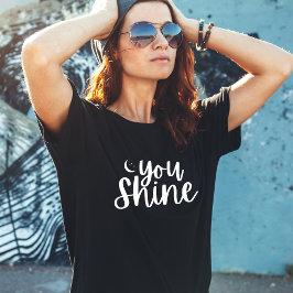 Je schittert de T-shirt van de vrouw