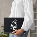 Je Shine Planner<br><div class="desc">Vergeet niet dat "JULLIE SCHUINE" met deze mooie maan en sterren zwarte en witte planner!</div>