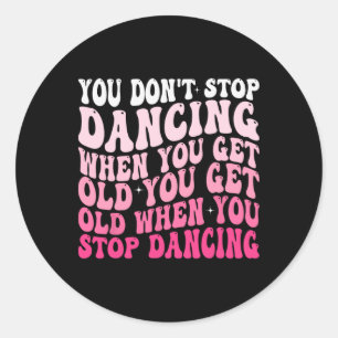 Je stopt niet met dansen als je een oude grappige ronde sticker