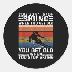 Je Stopt Niet Met Skiën Als Je Oud Bent Funny Skië Ronde Sticker