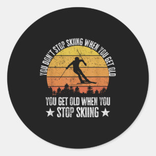 Je Stopt Niet Met Skiën Als Je Oud Bent Grappige S Ronde Sticker