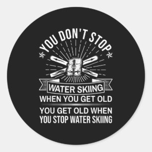 Je Stopt Niet Met Waterskiën Als Je Oud Wordt - Vi Ronde Sticker