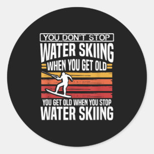 Je Stopt Niet Met Waterskiën Als Je Oude Skiër Wor Ronde Sticker