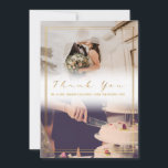 Je trouwfoto, met een flauw effect bedankt je kaar<br><div class="desc">Vier uw speciale dag met deze moderne bruiloft bedankkaart sjabloon, met een sierlijke dubbele afbeelding lay-out met een zacht wit verloop banner en verfijnde dubbele rand lijst. Elegante kalligrafie met een gouden effect spreekt je dankbaarheid uit, terwijl er voldoende ruimte is voor twee romantische huwelijksportretten en de namen van het...</div>