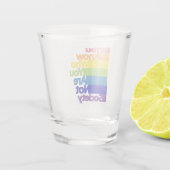 Je weet wie je niet bent. shot glas (Achterkant)