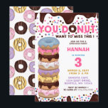 je wilt deze donuts verjaardagsfeestje niet missen kaart<br><div class="desc">Dit ontwerp is voorzien van sproinkles in blauw,  paars,  roze en geel met schattige sprinkhondjes en een chocolade-ijsgrens met donuts-patroon op de rug</div>
