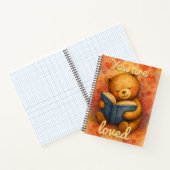Je wordt bemind – Notitieboek met knuffelbeer die  (Binnen)