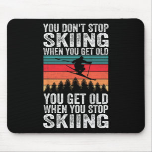 Je wordt oud als je stopt met skiën - Wintersporte Muismat