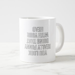 Je ziet er echt grappig uit als je dat met je hoof grote koffiekop