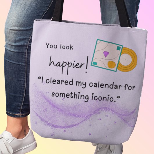 Je ziet er gelukkiger uit! Er komt iets iconisch a Tote Bag