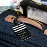 Je ziet er niet goed uit in mijn kleren bagagelabel<br><div class="desc">Handen van die tas af! Geef alle mogelijke bagagedieven af met dit vreemde label in zwart-wit,  dat je tas makkelijk te vinden maakt. "Je ziet er niet goed uit in mijn kleren" staat in witte letters onder een witte gestreept bovenrand. Pas uw contactgegevens op de achterzijde aan.</div>