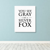 Je ziet grijs, ik zie een zilveren fox canvas afdruk (Insitu (Houten vloer))