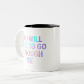 Je zult door me heen moeten gaan grappige LGBTQ-tr Tweekleurige Koffiemok (Voorkant links)