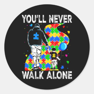 Je zult nooit alleen lopen om autisme te ondersteu ronde sticker