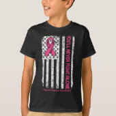 Je zult nooit vechten alleen vlag roze borstkanker t-shirt (Voorkant)