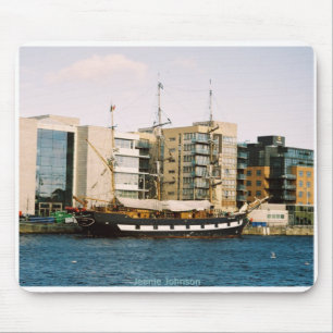 Jeanie Johnson: replica Irish famine ship Muismat