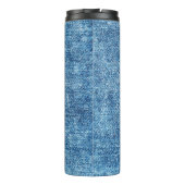 Jeans in zure was blauw. Denim-achtergrond, textuu Thermosbeker (Achterkant)