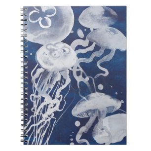 Jellyfish op marineachtergrond notitieboek