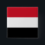 Jemenitische vlag vierkante button 5,1 cm<br><div class="desc">Dit ontwerp is voorzien van de nationale vlag van Jemen (officieel bekend als de Republiek Jemen), een land aan het zuidelijke uiteinde van het Arabisch schiereiland in Western-Azië. Jemen wordt door Saoedi-Arabië begrensd naar het noorden, het Rode Zee naar het westen, de Golf van Aden en het Kanaal Guardafui naar...</div>