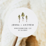 JENNA Rustic Pines Forest Wedding Favor Ronde Sticker<br><div class="desc">Deze bruiloft gunt de sticker met groene waterverf dennenbomen met roestachtige lettertypen en maakt het perfecte label voor je bergachtige bruiloft. Gebruik deze sjabloon om de doopvonten,  de doopvontkleur,  en de achtergrondkleur uit te geven om uw gebeurtenisbehoeften aan te passen.</div>